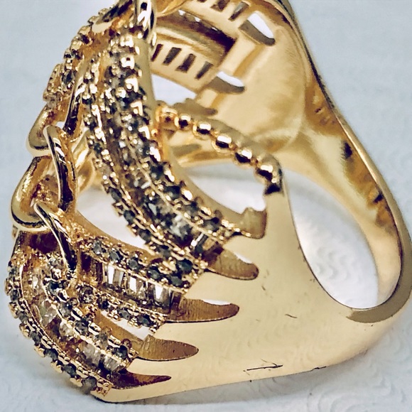 Intricate and original Goldtone Ring - Picture 3 of 5